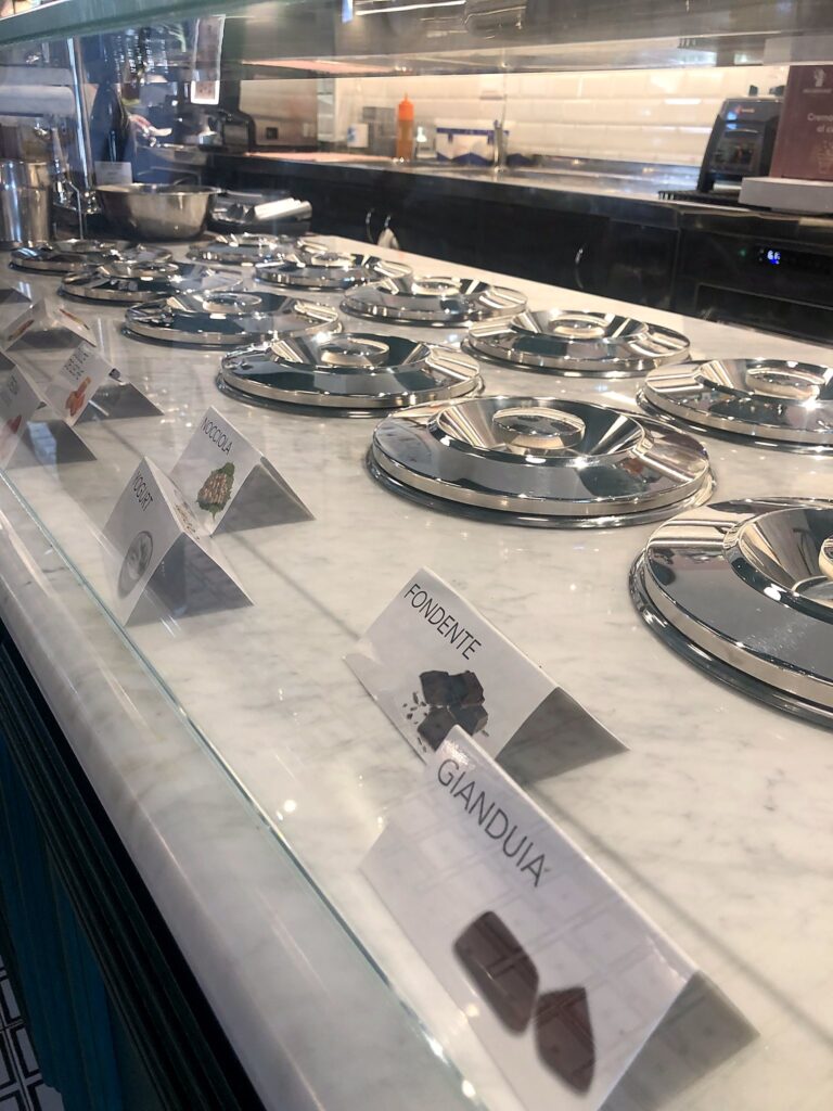 Il banco del gelato in marmo