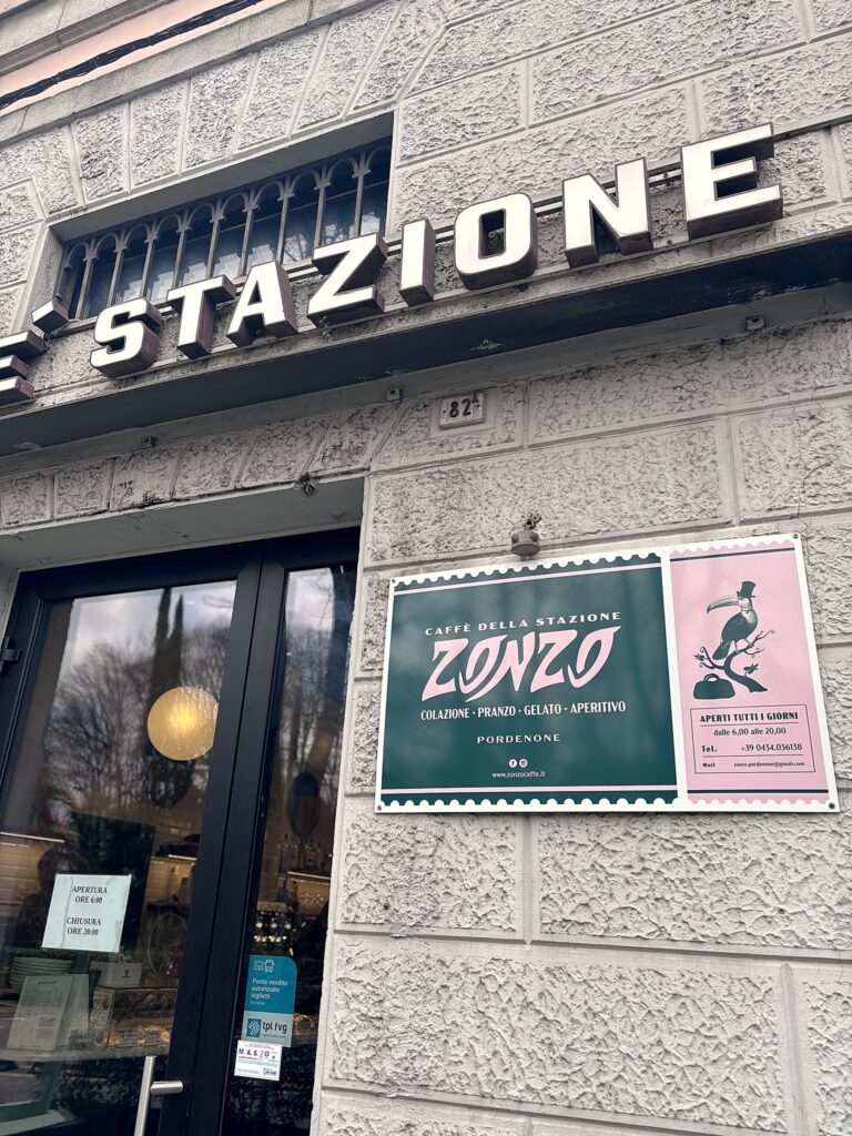 L'ingresso del Caffè della Stazione con l'insegna di Zonzo