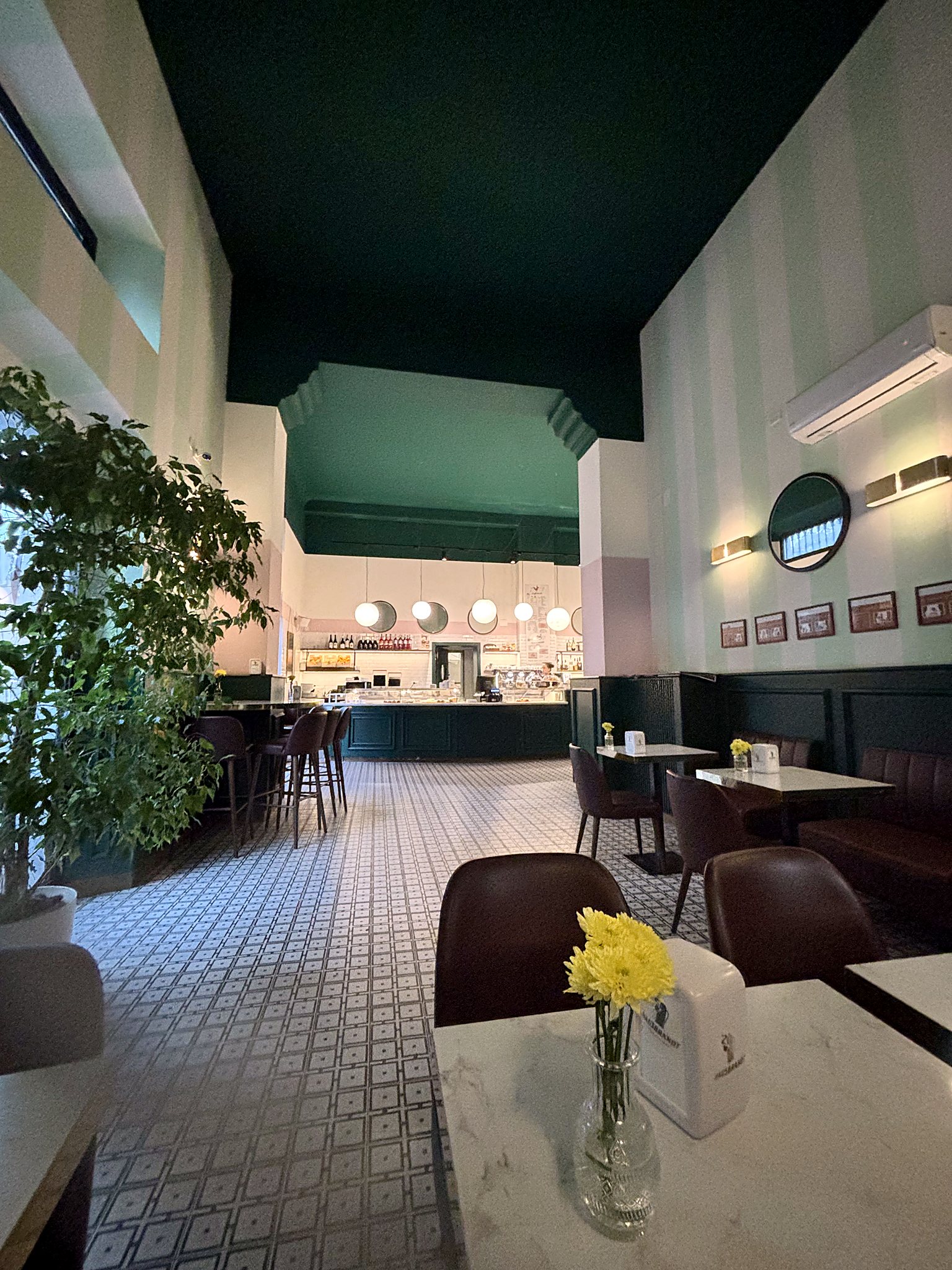 La sala di Zonzo con i tavoli in marmo e il soffitto verde