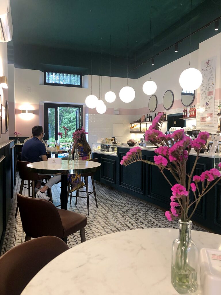 Un tavolo in marmo con i fiori